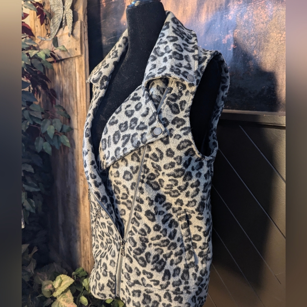 Jolt Multi Zipper Vest.   Sz Sm.